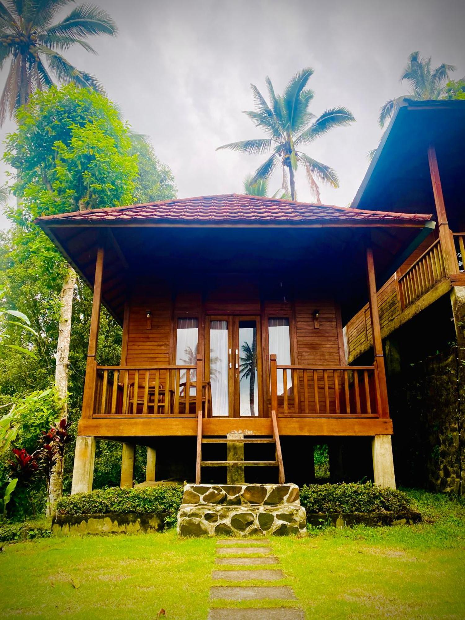 Uma D'Nyuh Homestay Singaraja  Exterior photo